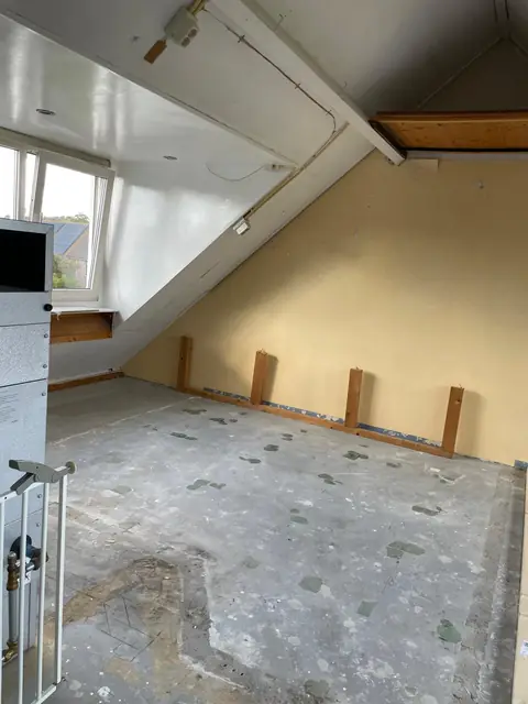 De zolder voor de verbouwing, gezien vanaf de trap